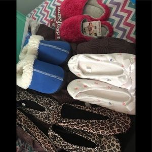 5 pair of women’s slippers- like new/new condition